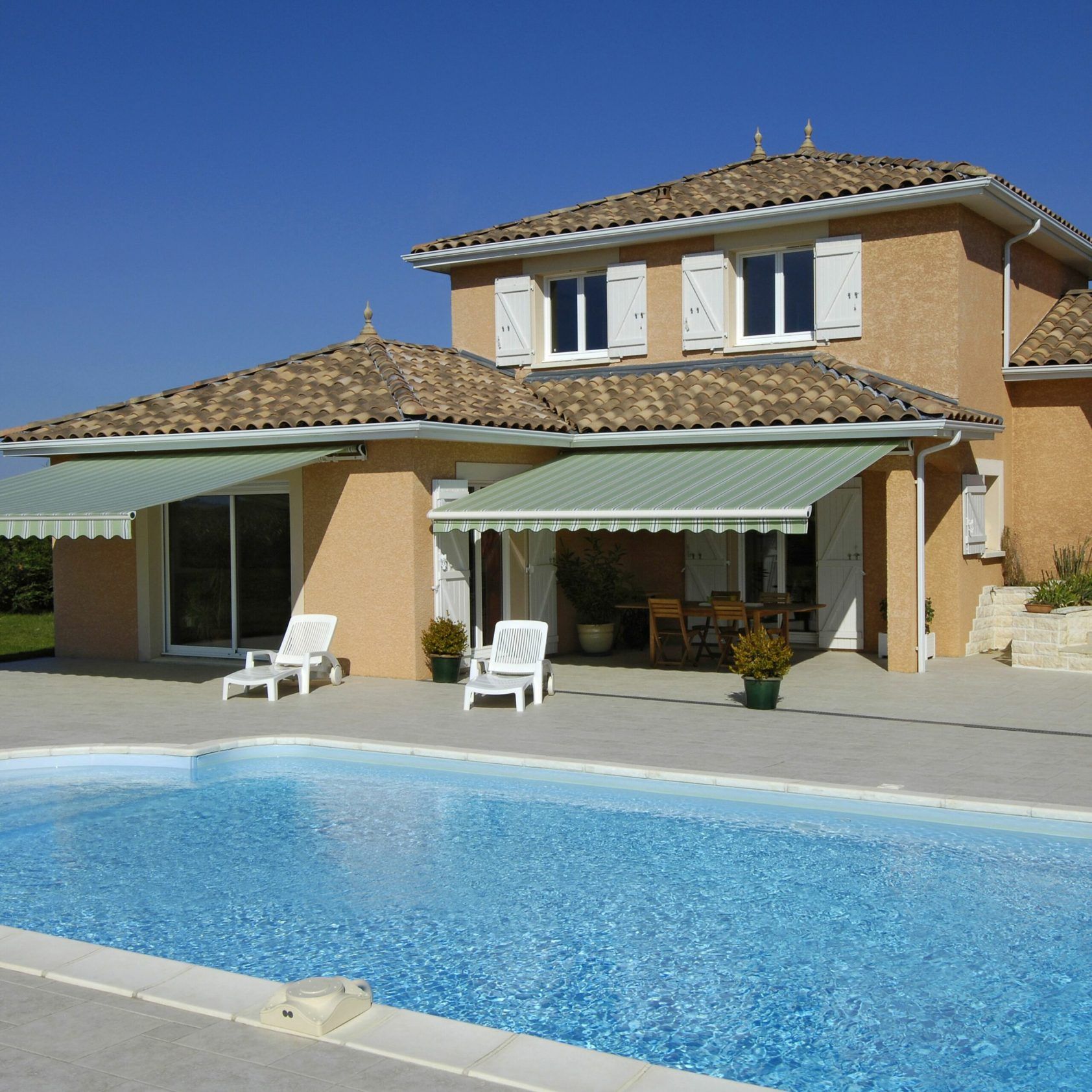 store banne panneau solaire devant piscine