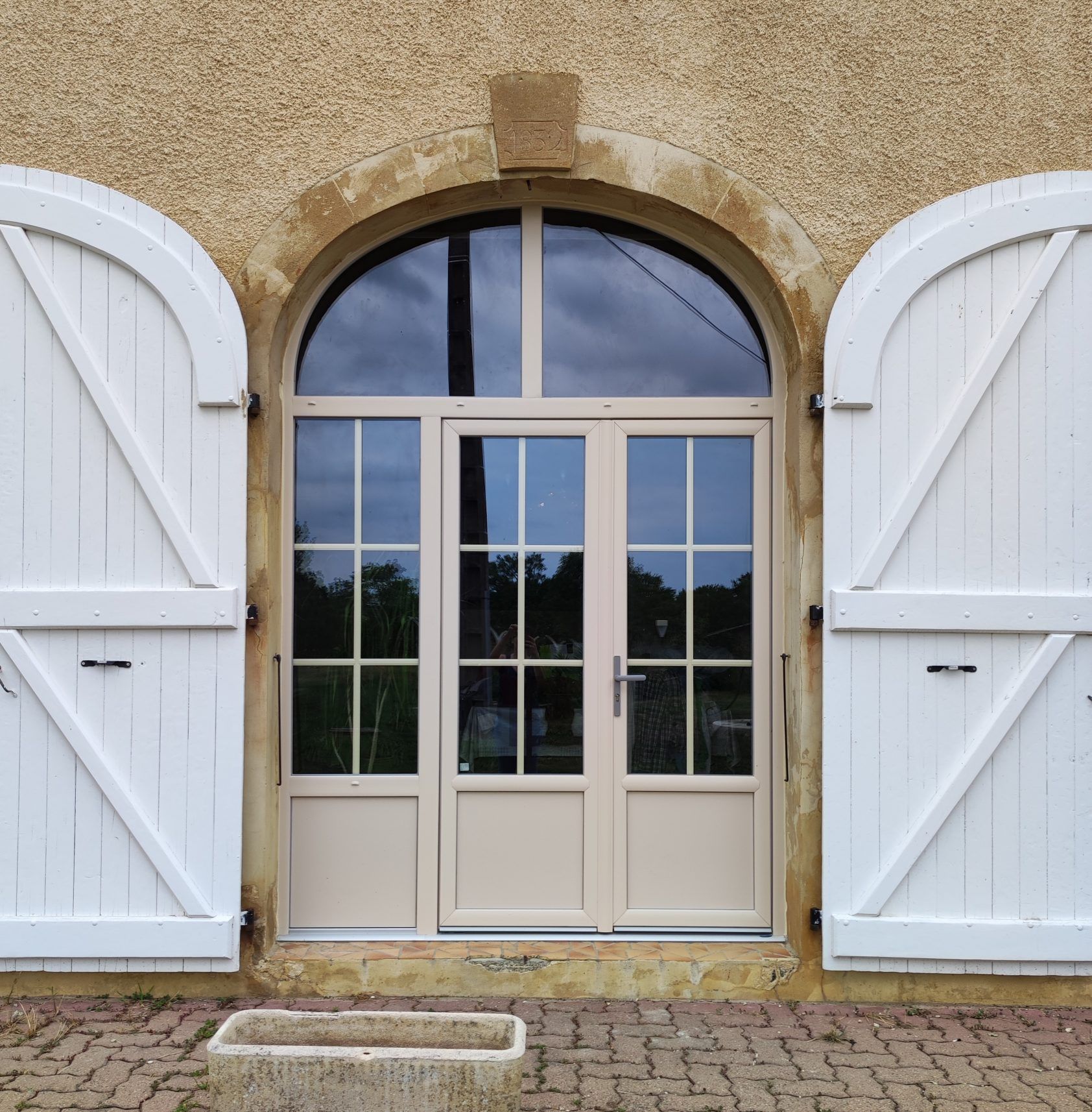 Porte fenêtre PVC 2 vantaux + 1 fixe beige