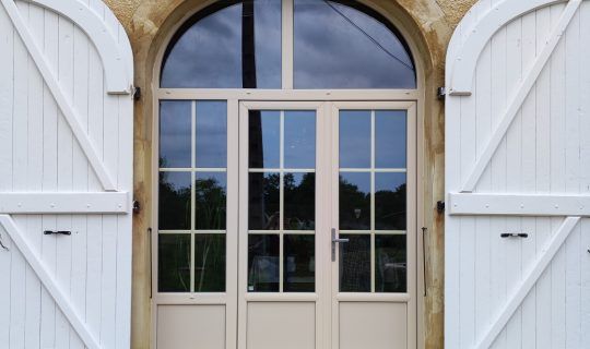 Porte fenêtre PVC 2 vantaux + 1 fixe beige